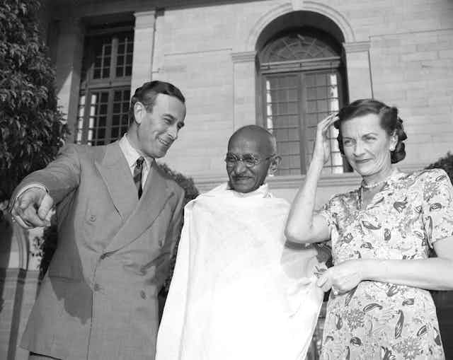 Lord Mountbatten, Ghandi and Lady Mountbatten in 1947.