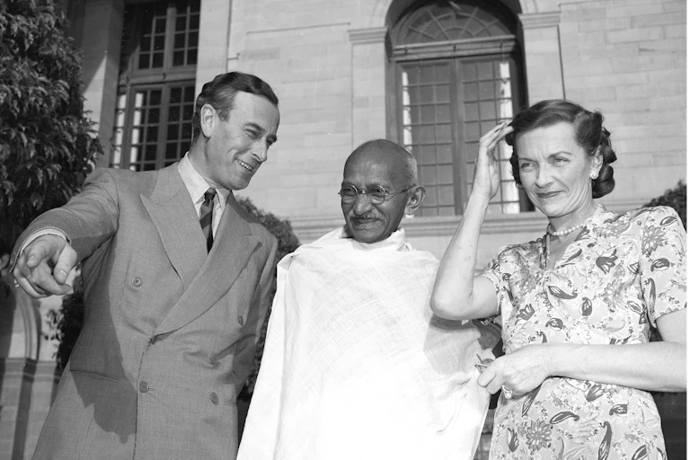 Lord Mountbatten, Ghandi and Lady Mountbatten in 1947.