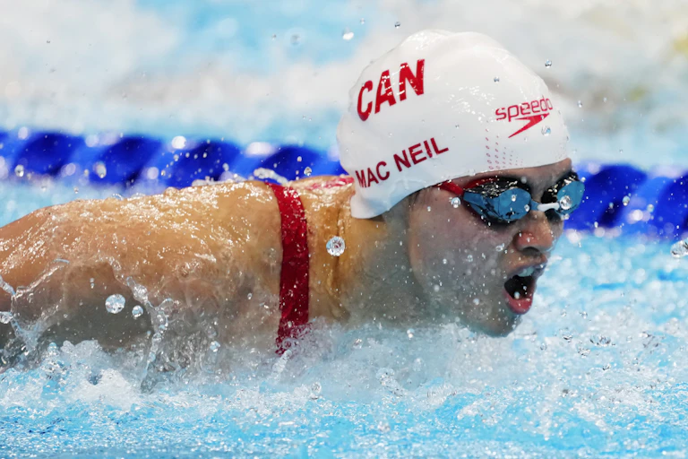 Margaret Mac Neil en train de nager la nage papillon dans une piscine