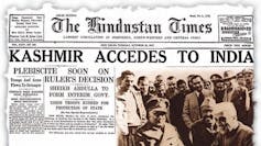 Recorte de periódico del Hindustani Times con el título 'KASHMIR ACCEDES TO INDIA'