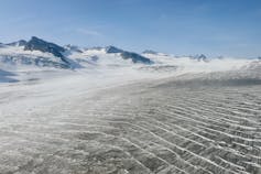 cabeza del glaciar Shamrock, con los picos montañosos desnudos detrás