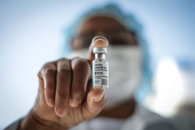 Sanitario sosteniendo un vial de vacuna contra la covid-19