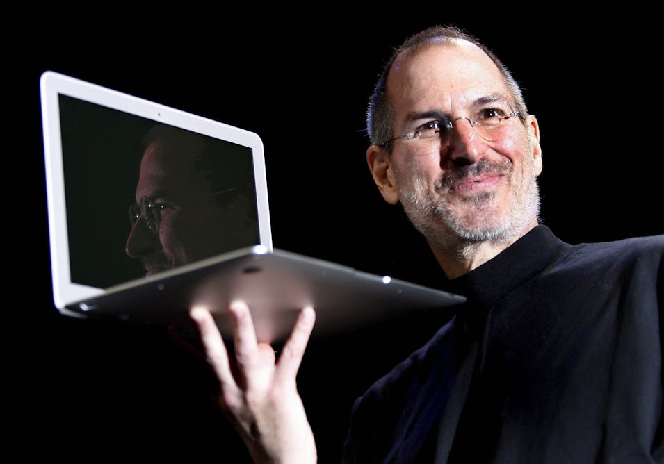 Кто основал компанию эпл. Стив Джобс 1955-2011. Стив Джобс Аппле. Стив Джобс и Стив. Макбук АИР 2011 Стив Джобс.