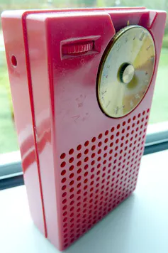 Radio transistor de color rojo