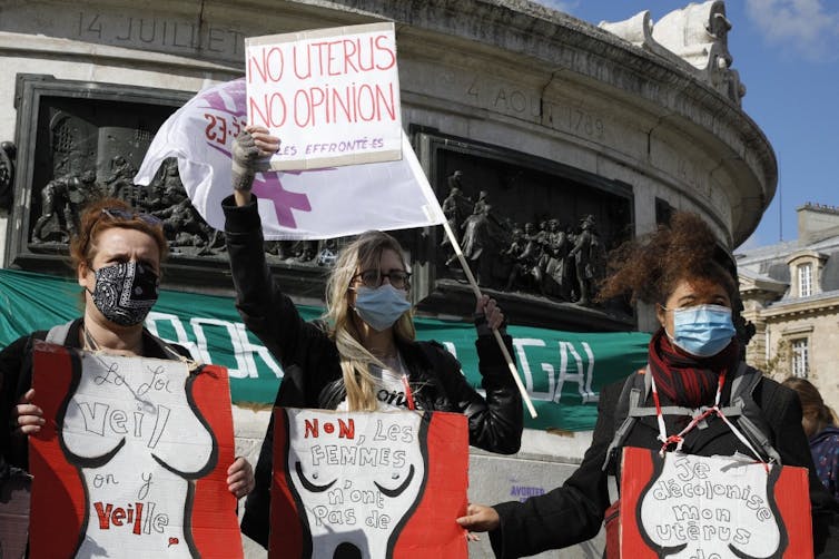Manifestantes féministes défendant le droit à l’avortement à Paris, en septembre 2020