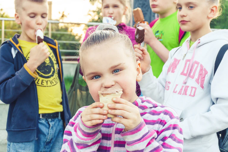 Photo d’enfants en train de manger des glaces