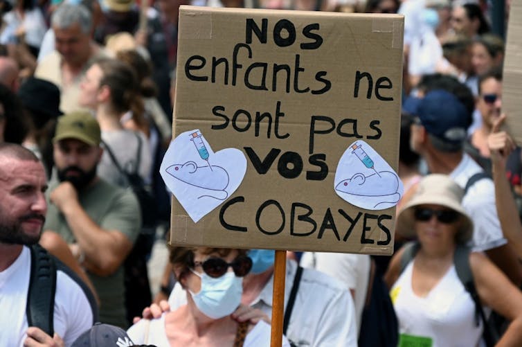 Des manifestants de Montpellier brandissent une pancarte disant nos enfants ne sont pas vos cobayes