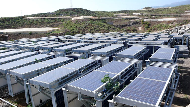 Granja de energía solar en el campo