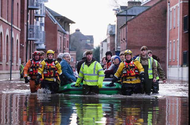Barca de rescate en una calle inundada