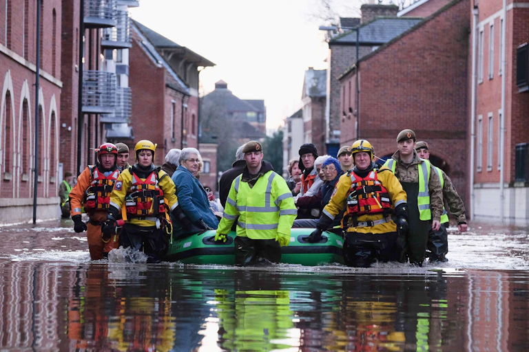 Barca de rescate en una calle inundada