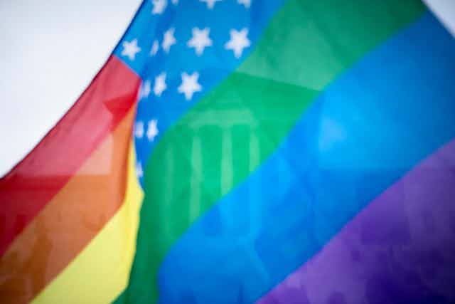 La Cour suprême américaine vue à travers un drapeau arc-en-ciel 