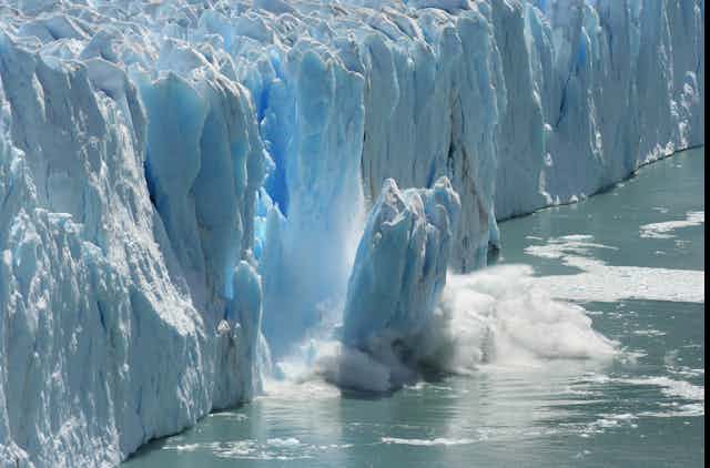 Effondrement dans les eaux d'une portion d'un glacier en Antarctique