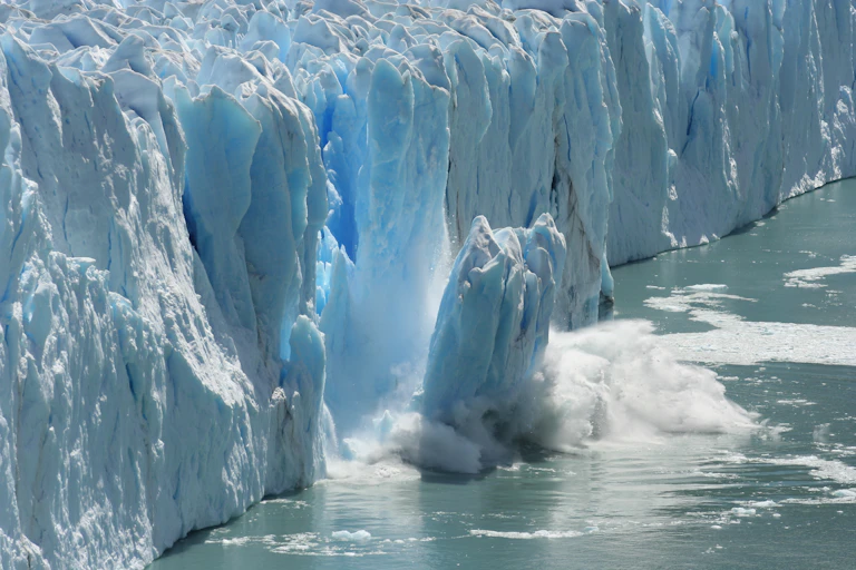 Effondrement dans les eaux d'une portion d'un glacier en Antarctique