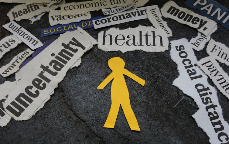Figura recortada de papel amarillo frente a las palabras de salud mental
