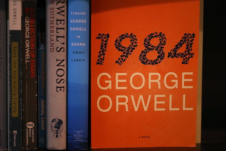 Un ejemplar de la novela '1984' de George Orwell se exhibe en la librería The Last Bookstore el 25 de enero de 2017, en Los Ángeles.