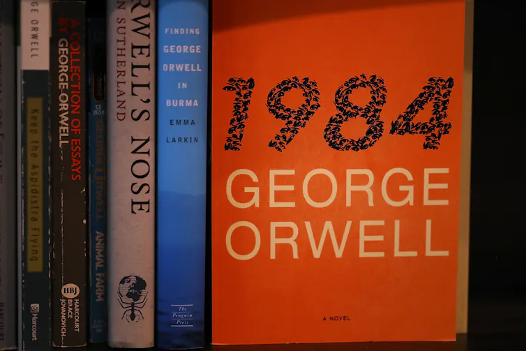 Las ideas de George Orwell y sus ecos en 2026 2 Un ejemplar de la novela '1984' de George Orwell se exhibe en la librería The Last Bookstore el 25 de enero de 2017, en Los Ángeles.