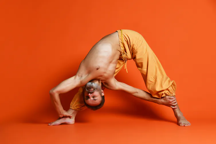 Homme pratiquant le yoga