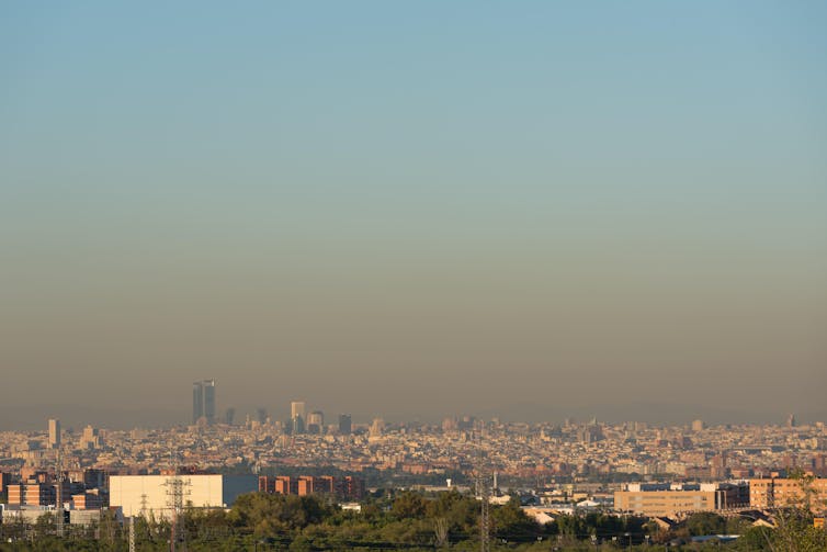 Cielo oscuro por la contaminación sobre Madrid
