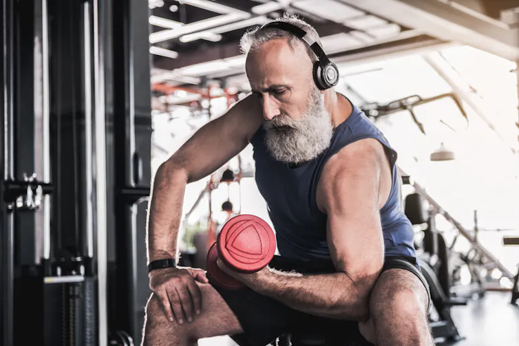 Homme âgé pratiquant la musculation de ses biceps.
