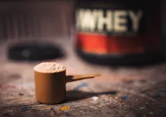 Protéines de whey dans une cuillère