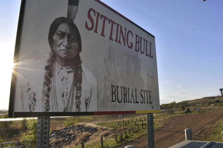 Un panneau d'affichage avec une photo de Sitting Bull dessus indique 