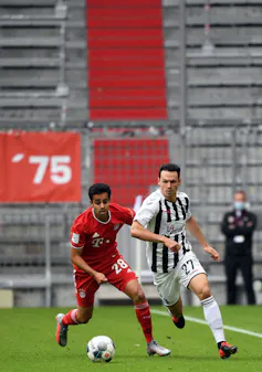 Sarpreet Singh, milieu du Bayern de Munich, aux prises avec le milieu du SC Freiburg Nicolas Hoefler, le 20 juin 2020.
