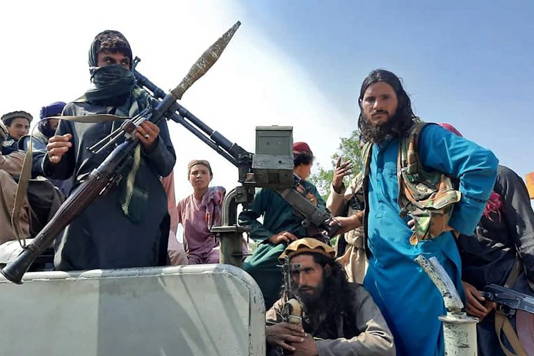 Des combattants talibans dans la province de Laghman, le 15 août 2021.