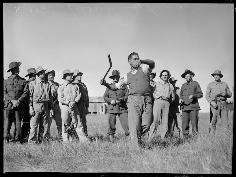 Onus prepares to throw a Boomerang.