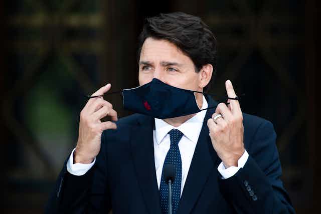 Justin Trudeau enlève un masque 