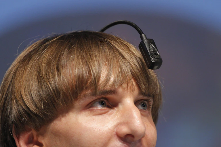 L'artiste Neil Harbisson possède une antenne avec caméra implantée au-dessus de son crâne.