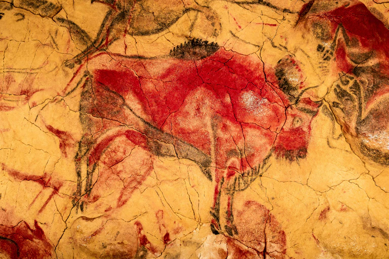 Pintura rupestre de un bisonte rojo en la pared de una cueva