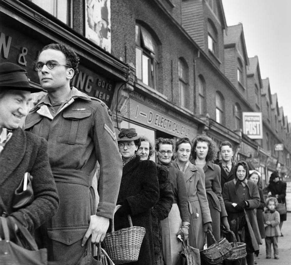 Compradores em uma fila lá fora na década de 1940