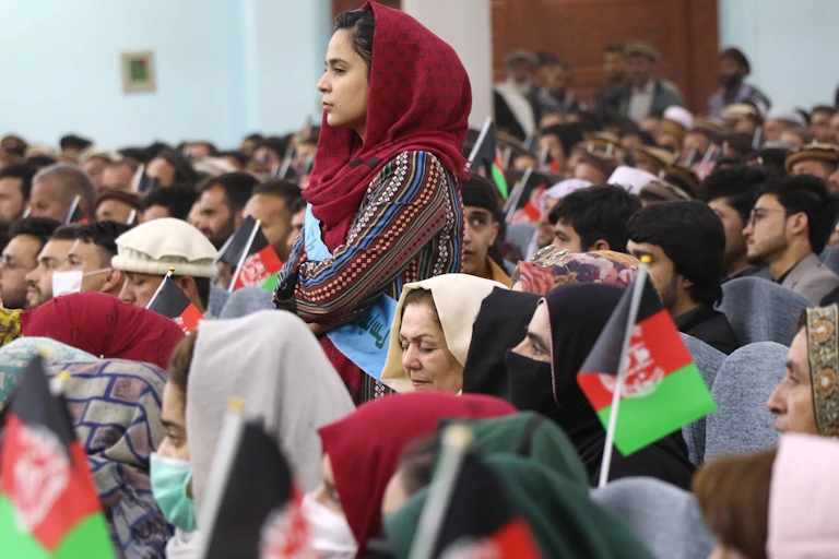 Des femmes, des jeunes, des militants et des anciens afghans se rassemblent lors d'un rassemblement pour soutenir les pourparlers de paix et le gouvernement de la république à Kaboul, en Afghanistan. Une femme se lève.
