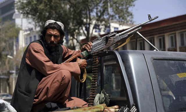 Combatiente talibán sujetando un arma