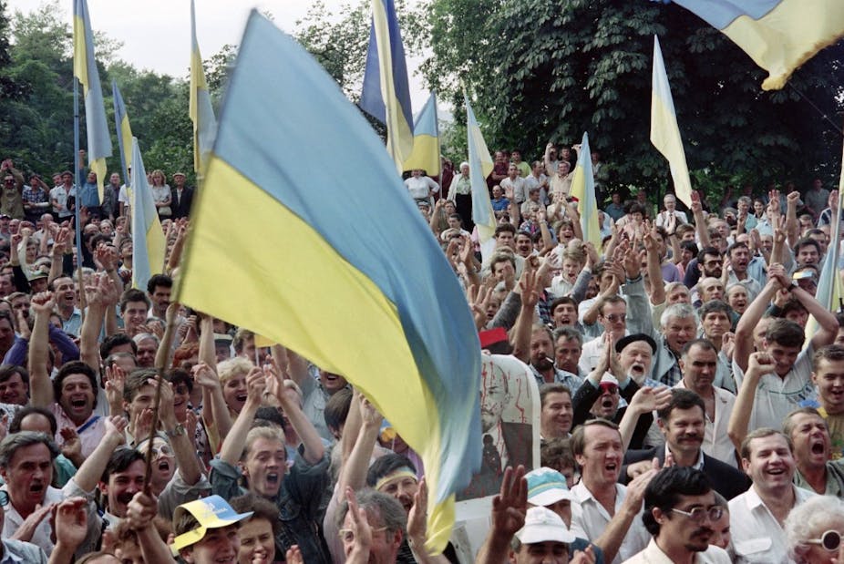 Foule ukrainienne célébrant l'indépendance à Kiev en 1991
