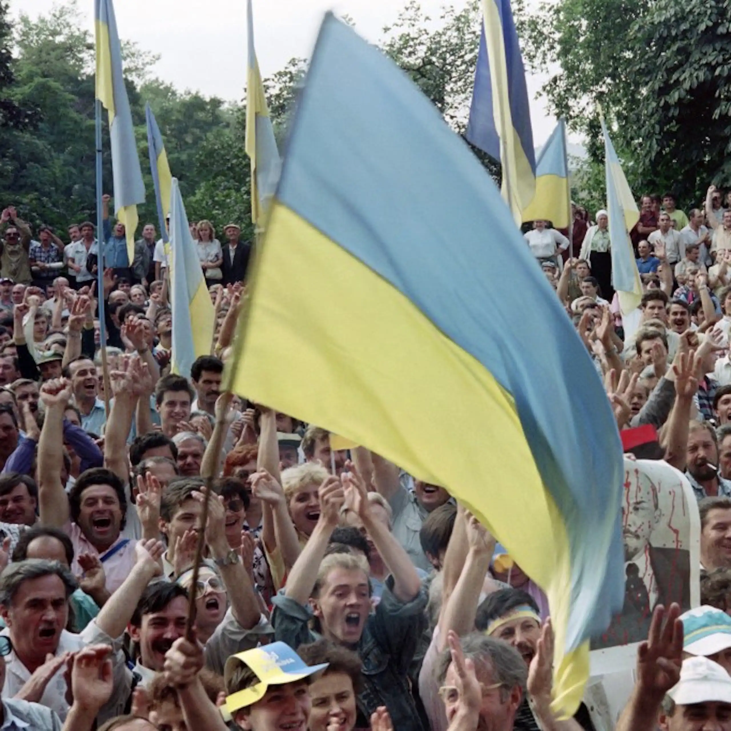 Foule ukrainienne célébrant l'indépendance à Kiev en 1991