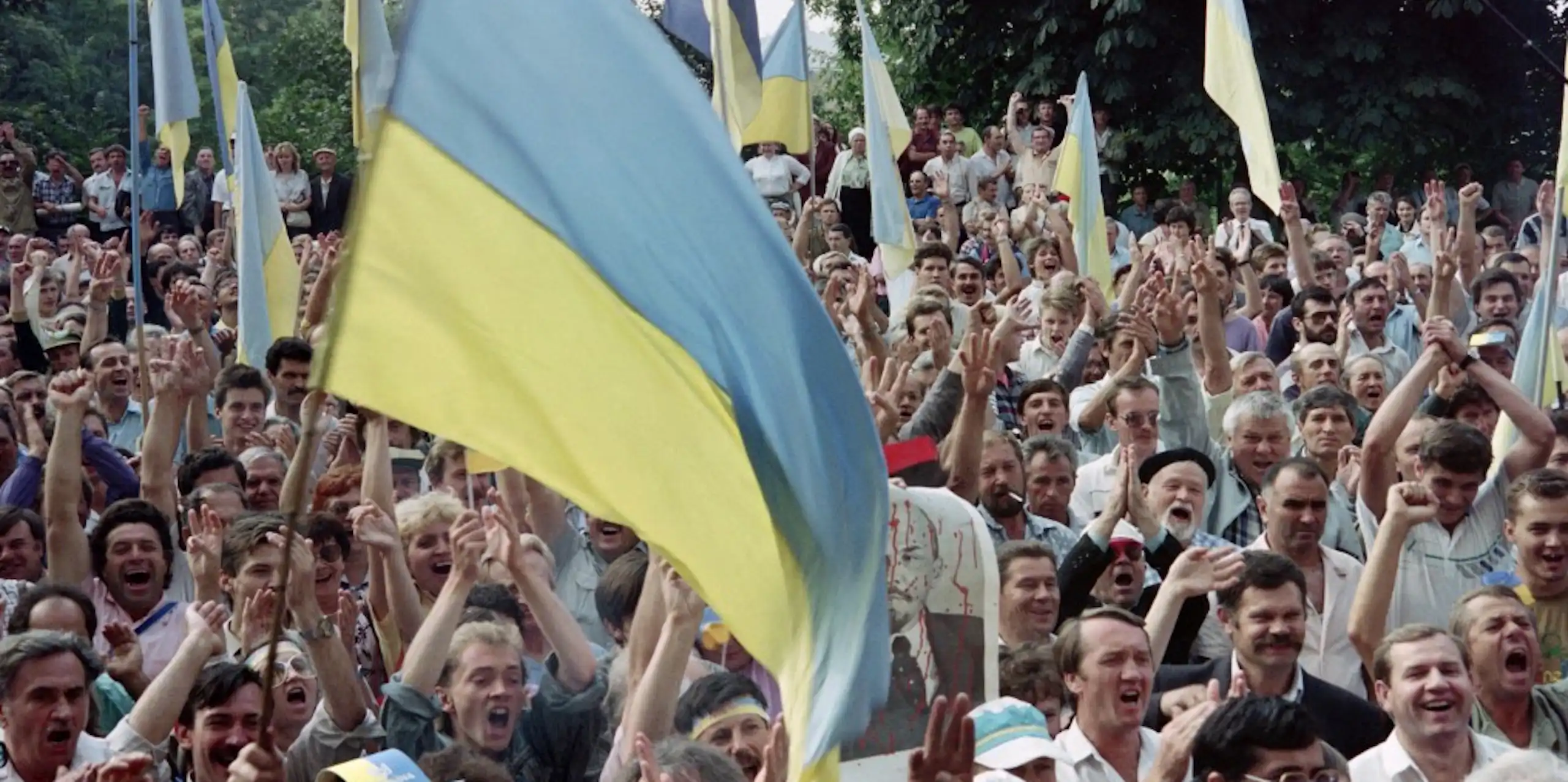 Foule ukrainienne célébrant l'indépendance à Kiev en 1991