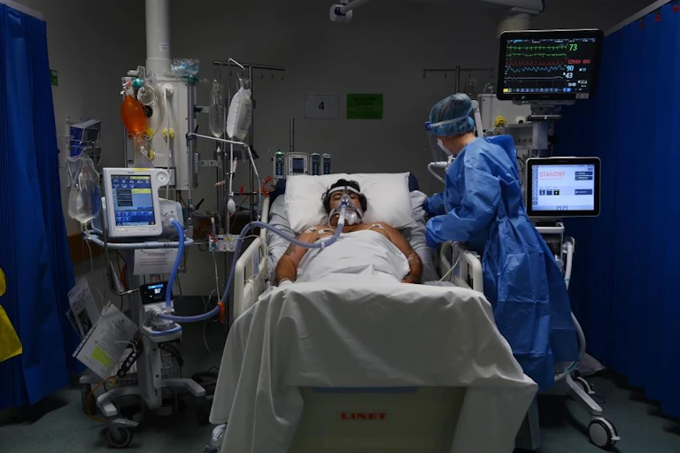 COVID patient in ICU with nurse attending