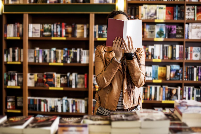 Chica leyendo en una librería