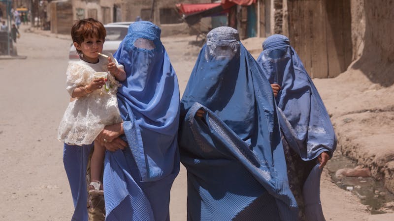 Por qué los talibanes pueden aplastar 20 años de conquistas de las mujeres afganas
