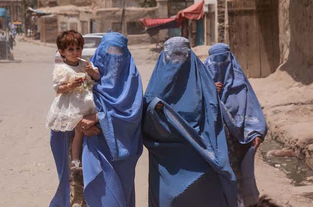 Mujeres llevando burka en una calle de Kabul