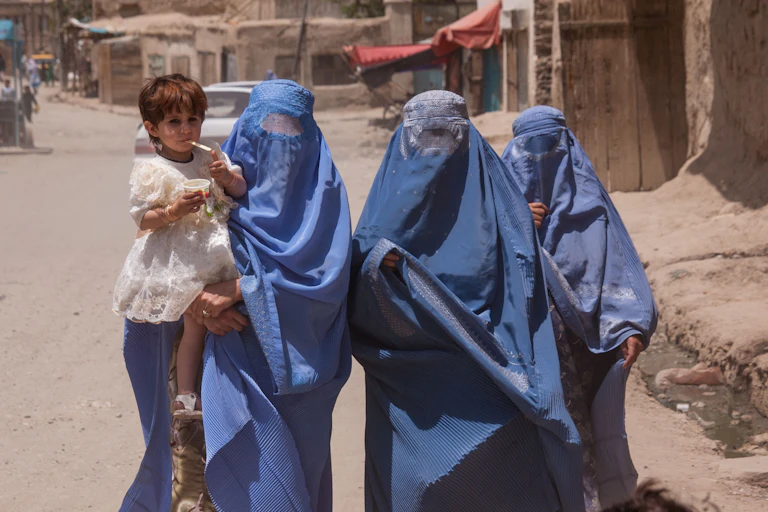 Mujeres llevando burka en una calle de Kabul