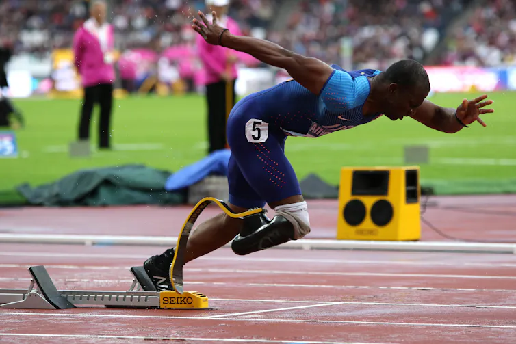 The American parathlete Jerome Singleton launches from the starting block in a men's relay race