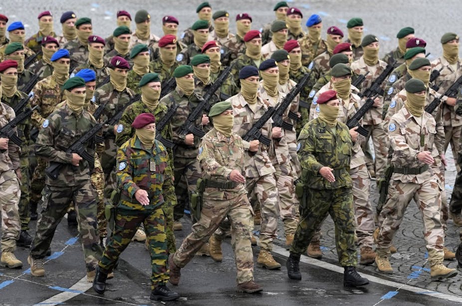 Des soldats de la force européenne Takuba défilent lors du défilé militaire du 14 juillet 2021 à Paris.