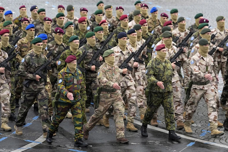 Des soldats de la force européenne Takuba défilent lors du défilé militaire du 14 juillet 2021 à Paris.