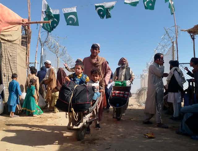 Afghan families entering the border to Pakistan