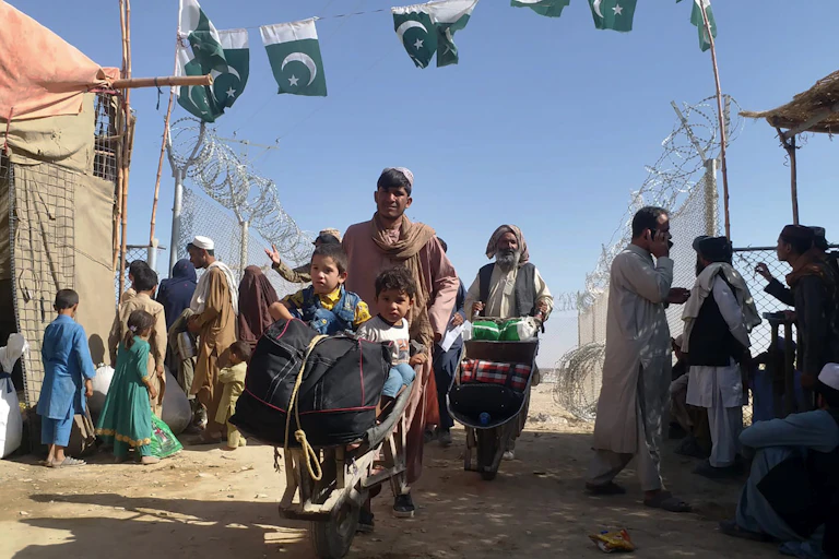 Afghan families entering the border to Pakistan