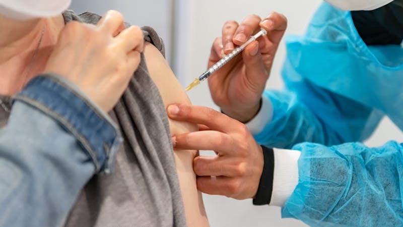 ¿Están perdiendo efectividad las vacunas? Por qué debemos ser cautos con los datos de Israel