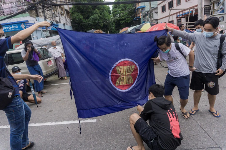 Des gens brûlent un drapeau de l'Asean