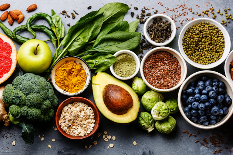 Fruits, légumes et noix assortis